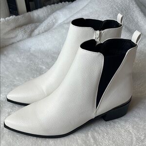 Boohoo White Ankle Booties size 8 stylish sleek size zip slip on